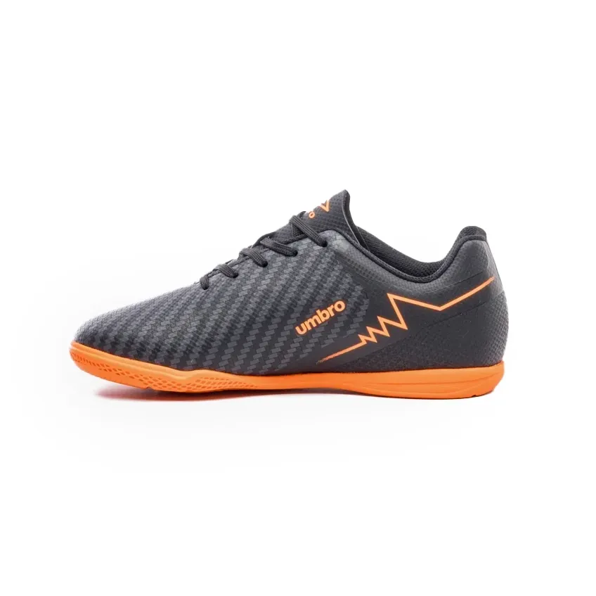 Vista lateral da chuteira infantil Umbro Adamant Top preto para futsal